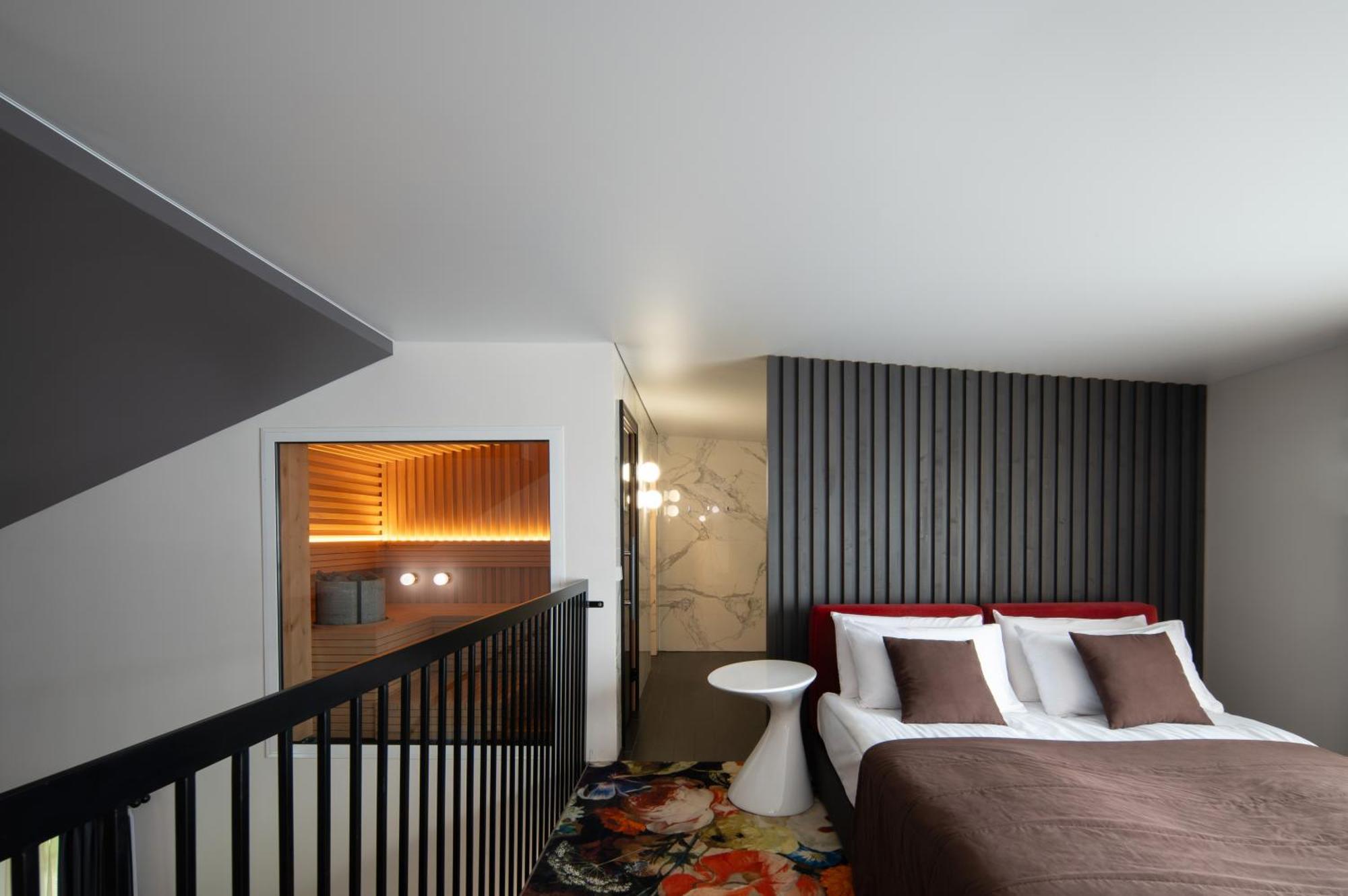 Amsterdam Plaza & Hotel