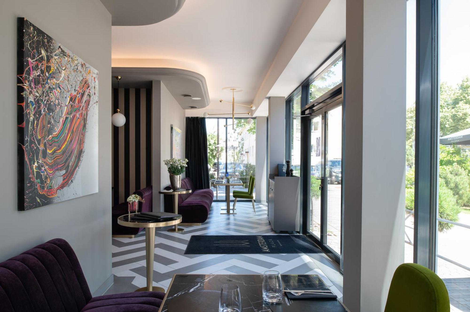 Amsterdam Plaza & 5*