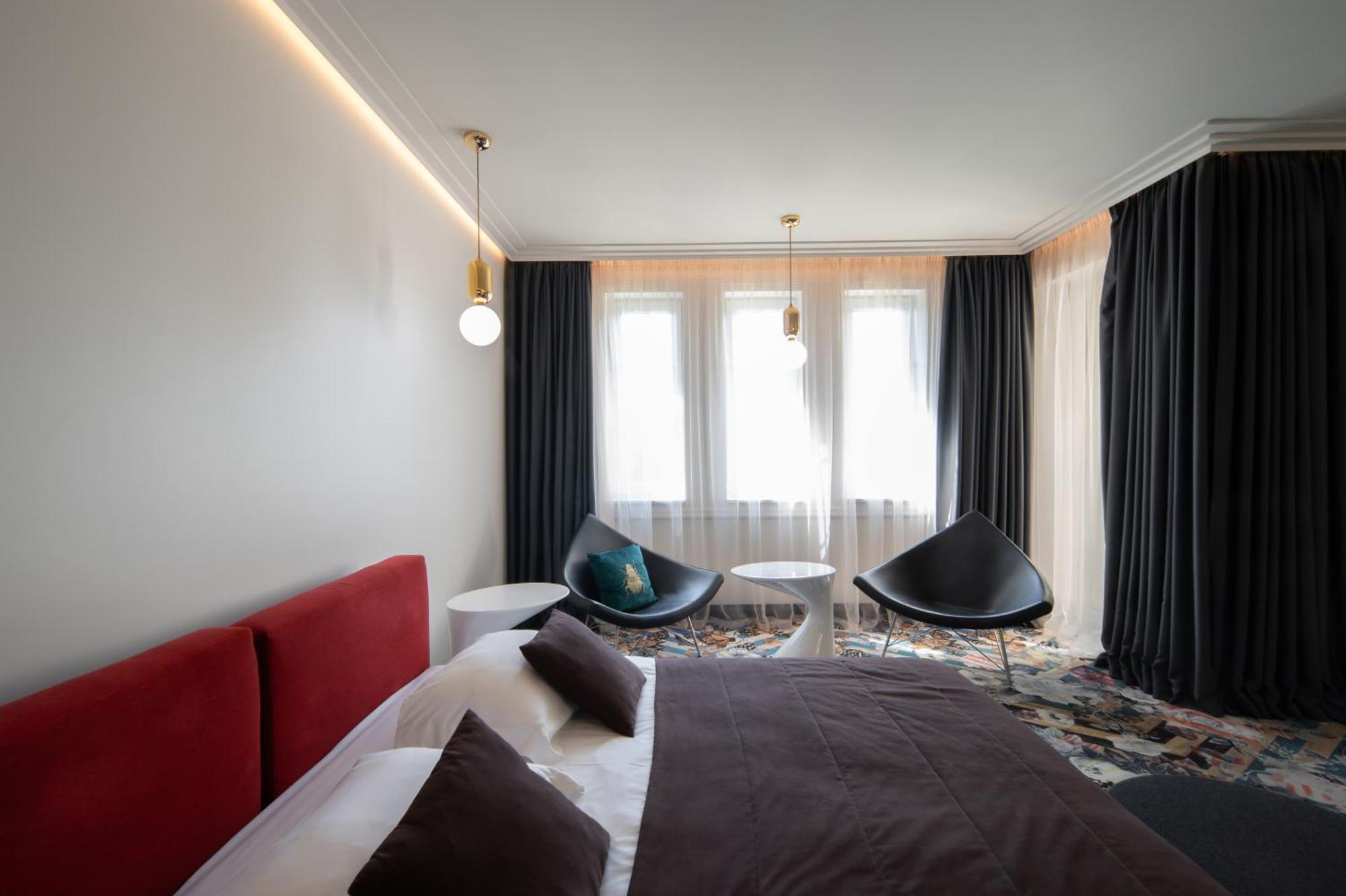 Amsterdam Plaza & 5*