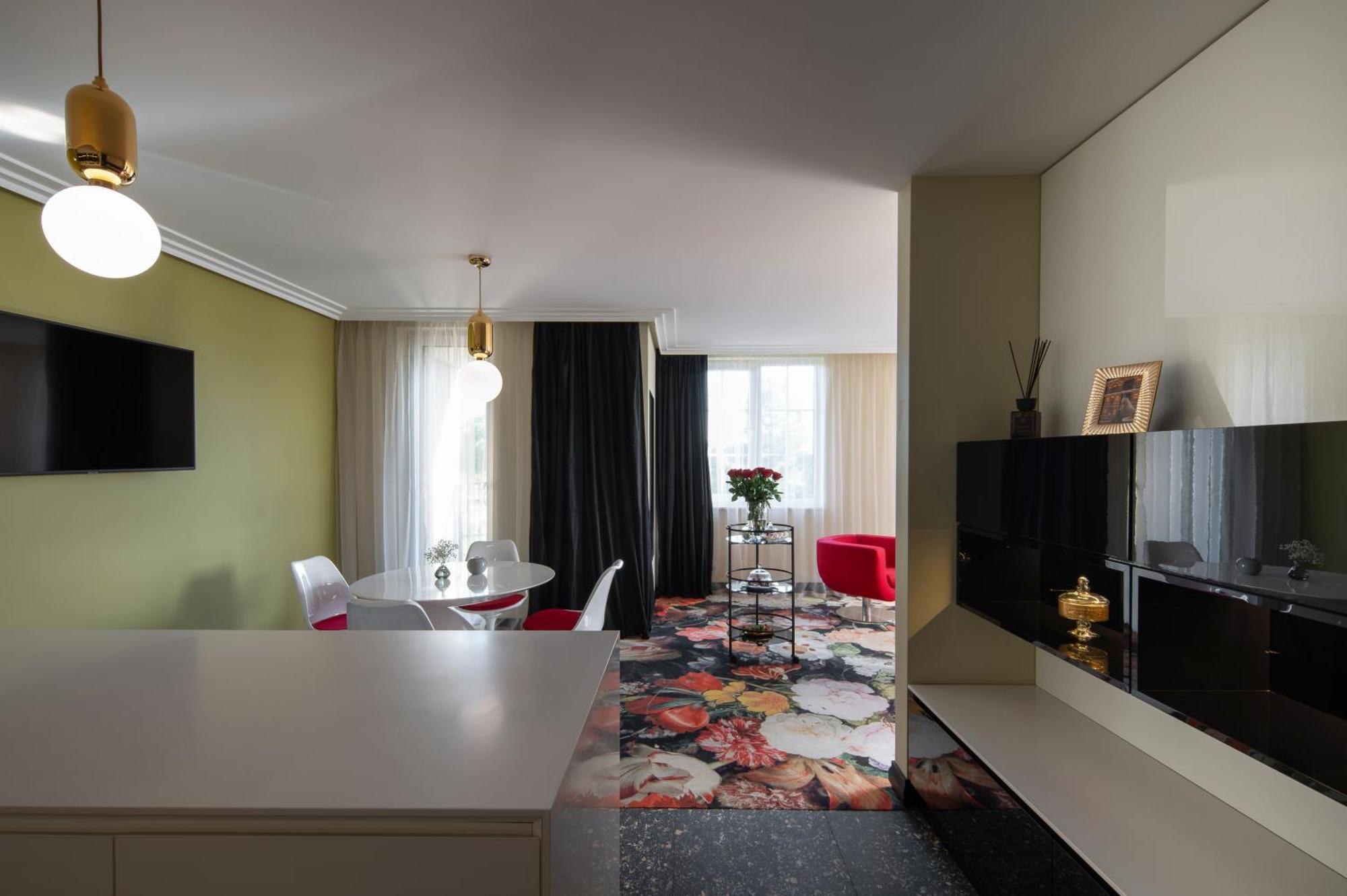 Amsterdam Plaza & Palanga