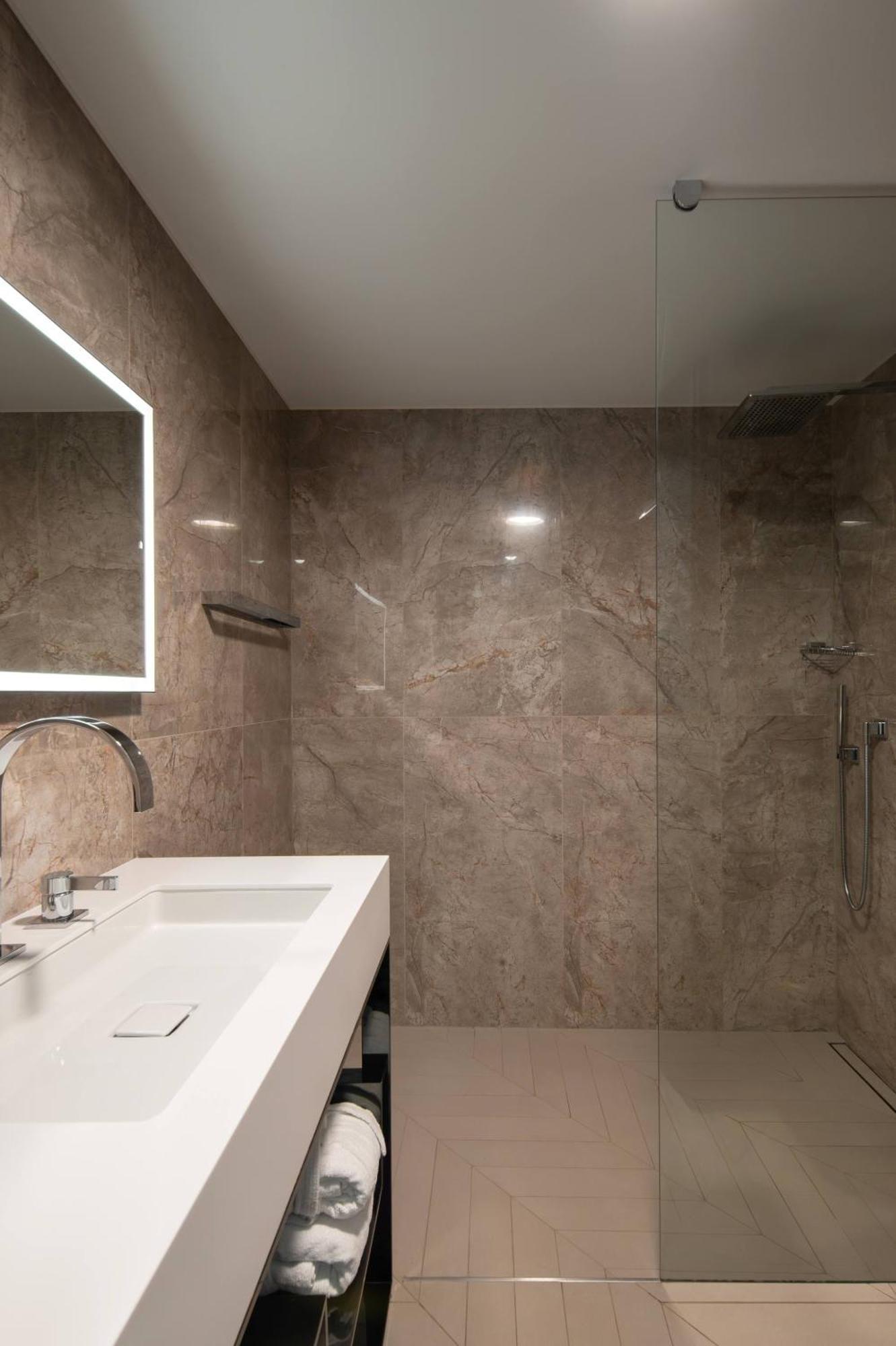 Viesnīca Amsterdam Plaza & 5*